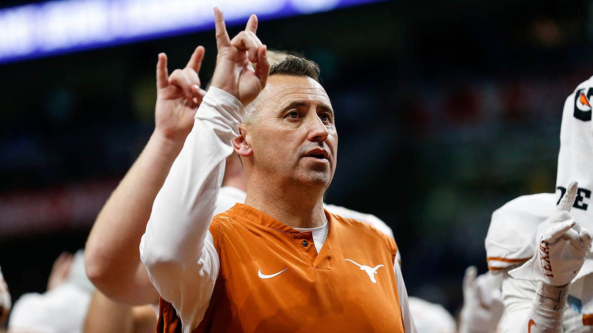 Steve Sarkisian salutes crowd