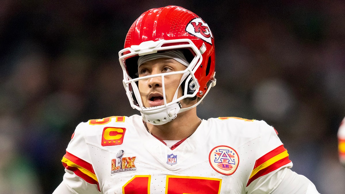 Patrick Mahomes looks on