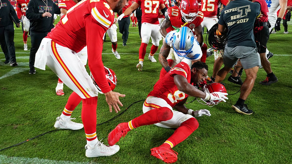 JuJu Smith-Schuster tangled up in a brawl