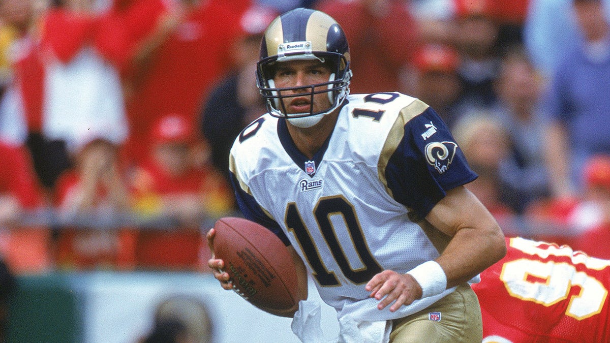 Trent Green looks down the field