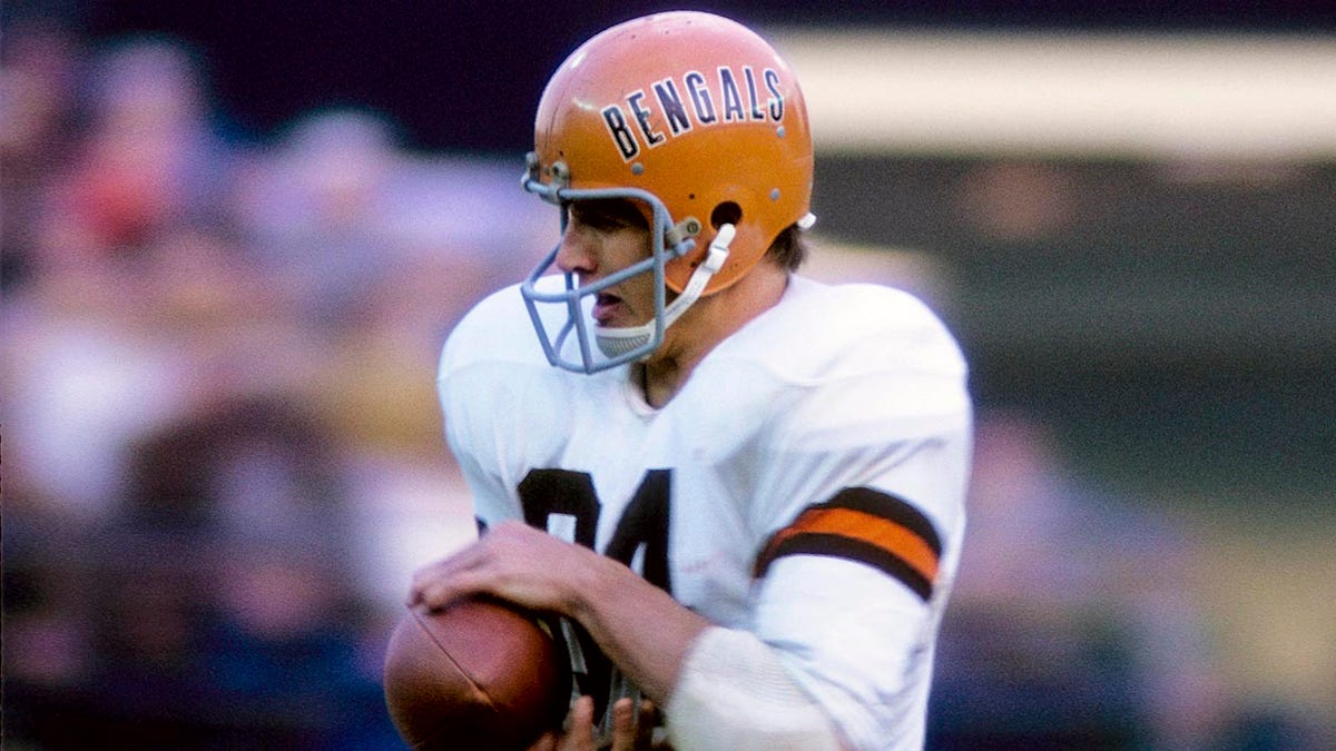 Bob Trumpy catches a pass