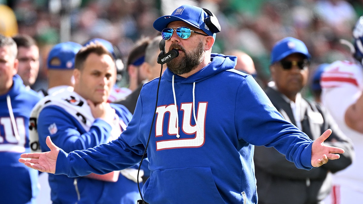 Brian Daboll coaches against the Eagles