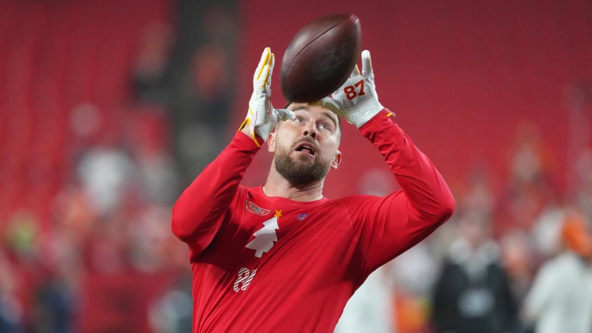 Travis Kelce warms up
