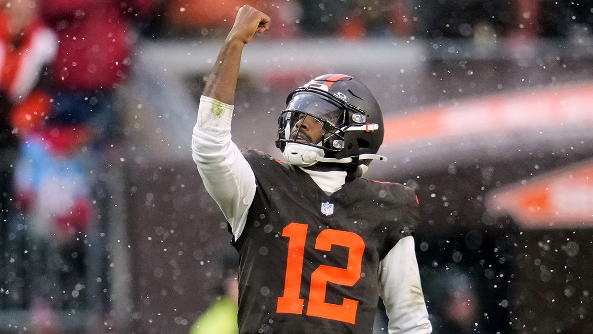 Shedeur Sanders celebrates a touchdown