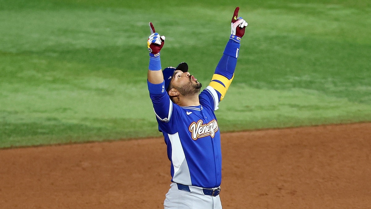 Eugenio Suarez points to sky