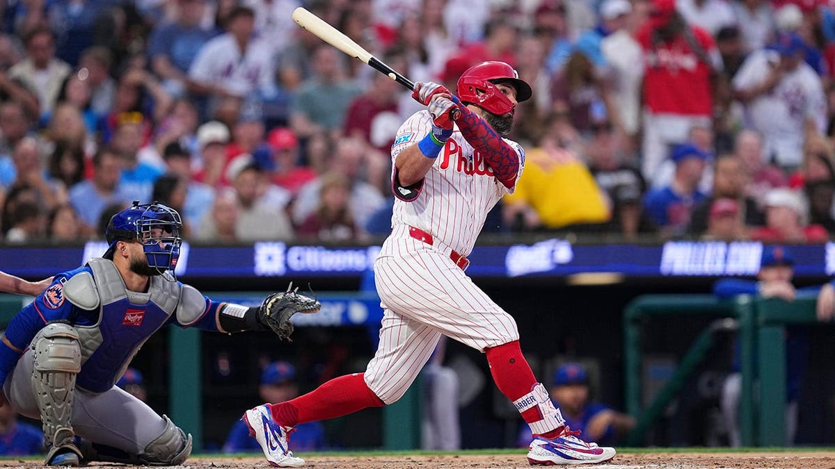 Kyle Schwarber hitting a home run at Citizens Bank Park
