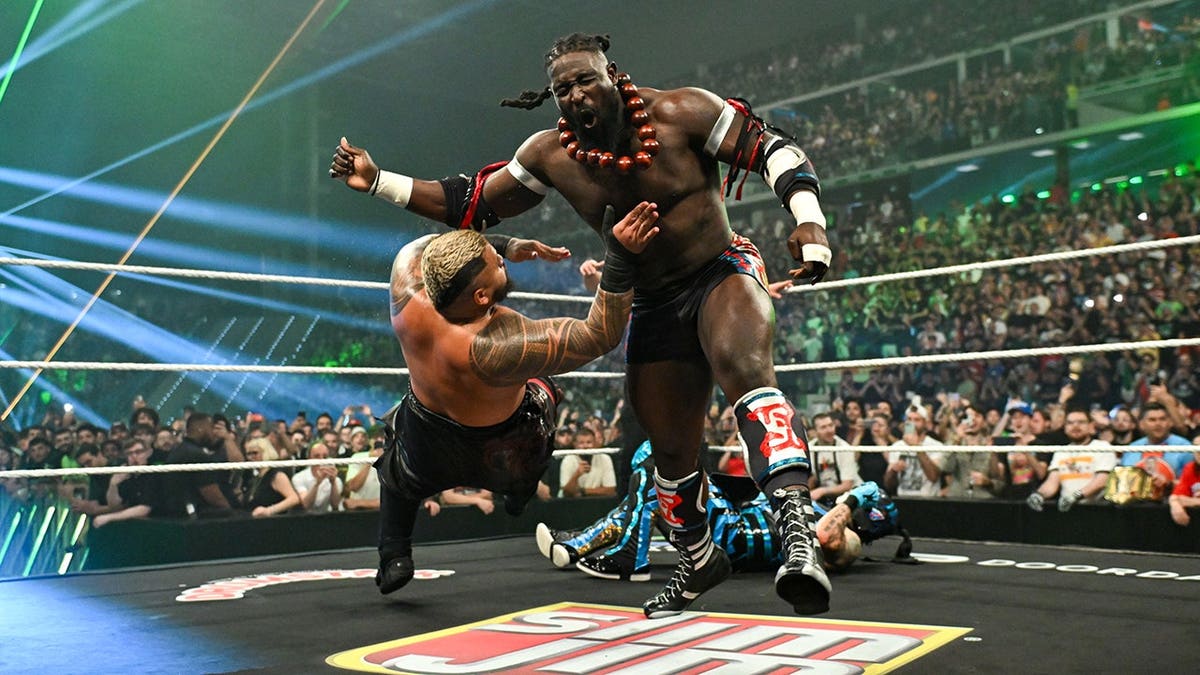 Oba Femi wrestling Solo Sikoa in a WWE match at Inalpi Arena