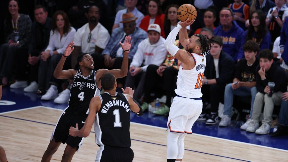 New York Knicks guard Jalen Brunson shooting against San Antonio Spurs guard De'aaron Fox at Madison Square Garden