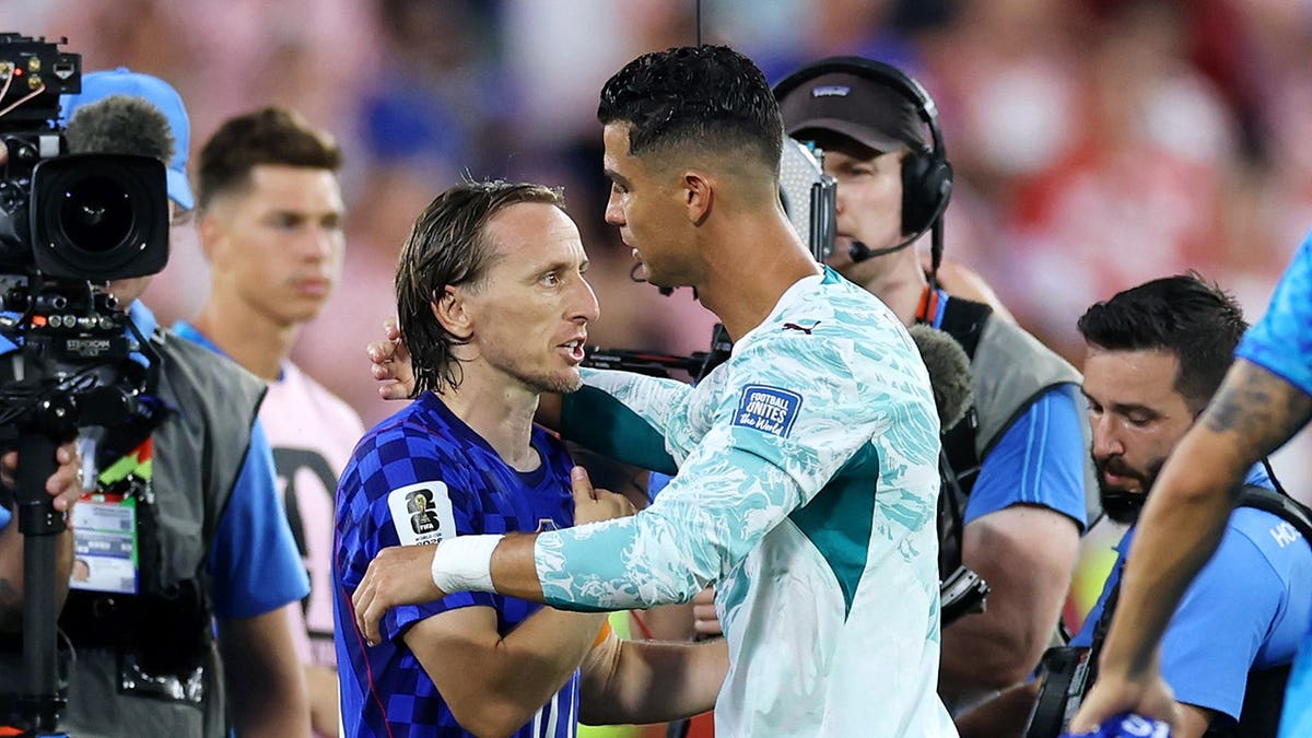 Cristiano Ronaldo and Luka Modrić hug