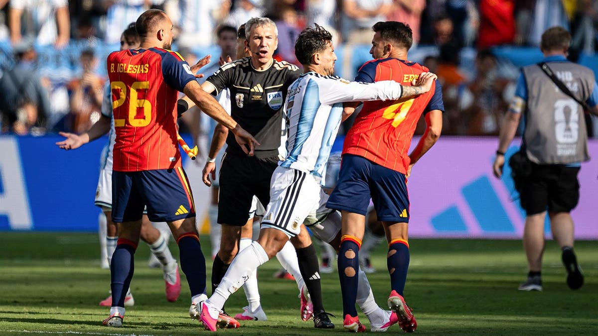 Leandro Paredes confronts Eric Garcia on the field in East Rutherford, New Jersey.